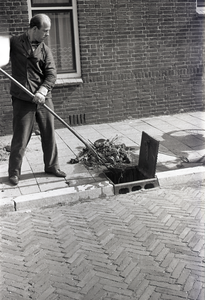 811365 Afbeelding van een putjesschepper bij een rioolput in de Potgieterstraat te Utrecht.